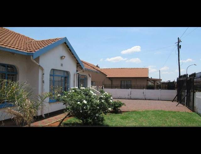 4 BEDROOM HOUSE FOR SALE IN LENASIA SOUTH